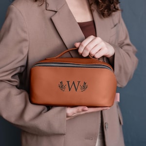 Personalized makeup bag, Womens toiletry travel bag, Wedding toiletry kits, Makeup bag for women, Travel makeup bag, Dopp kits for women