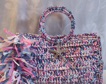 Handmade raffia bag with crochet, lined with hand handles, magnetic closure, size. 27x17x6, enriched with pendant and ponpon