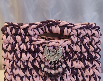 pochette à main bicolore rose et violet foncé, agrémentée d'un pendentif avec cristaux, taille 24x17