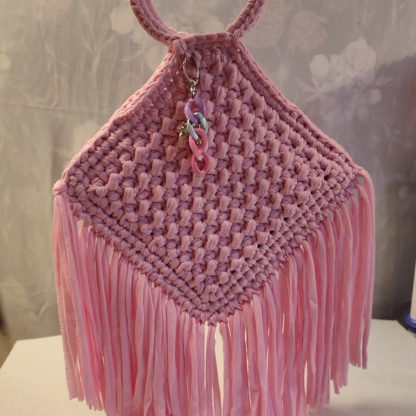 borsa fatta a mano con uncinetto in fettuccia forma romboidale con frange lunghe manico a mano, colore rosa confetto mis. 28x47 fino frange