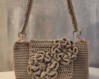 borsa fatta a mano in cordino color beige oro, foderata, con chiusura magnetica, manico a spalla, decorata con fiori, mis. 30x18x10
