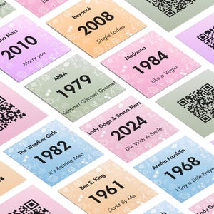 Puede incluir: Un conjunto de tarjetas cuadradas coloridas con t&iacute;tulos de canciones, nombres de artistas y a&ntilde;os. Las tarjetas tienen fondos pastel variados y c&oacute;digos QR. Incluyen artistas como Beyonc&eacute;, Madonna y ABBA.