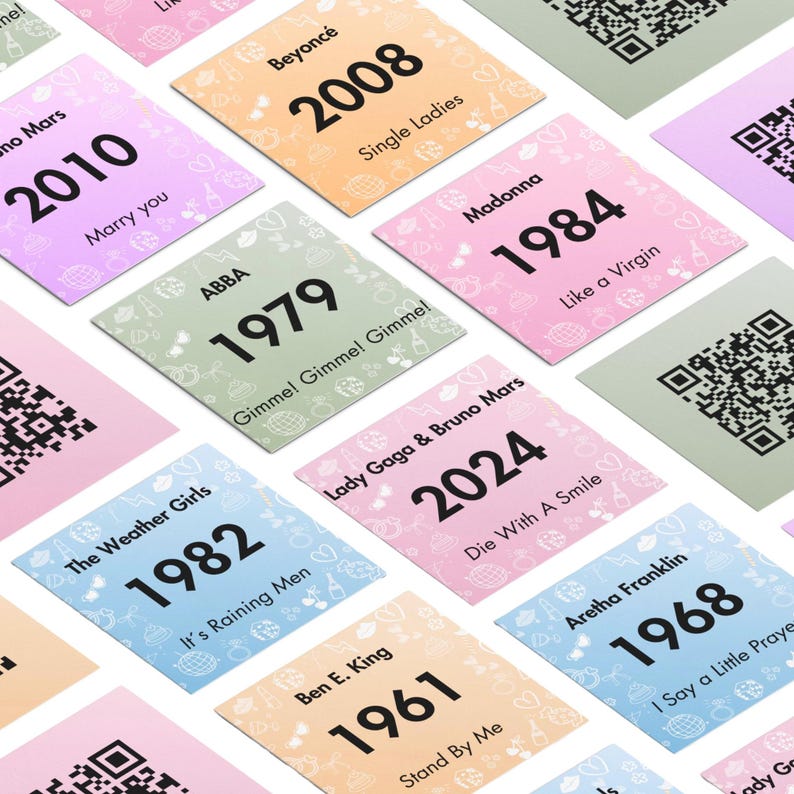 Pode incluir: Uma cole&ccedil;&atilde;o de cart&otilde;es quadrados coloridos com t&iacute;tulos de m&uacute;sicas, nomes de artistas e anos. Os cart&otilde;es t&ecirc;m fundos pastel e c&oacute;digos QR. Os artistas incluem Beyonc&eacute;, Madonna e ABBA.