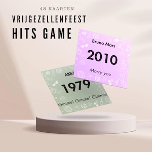 Puede incluir: Dos tarjetas de juego con texto. Una es de color verde claro con "ABBA" y "1979" impresos. La otra es de color lila claro con "Bruno Mars", "2010" y "Marry you" impresos. Las palabras "VRIJGEZELLENFEEST HITS GAME" est&aacute;n en la parte superior.