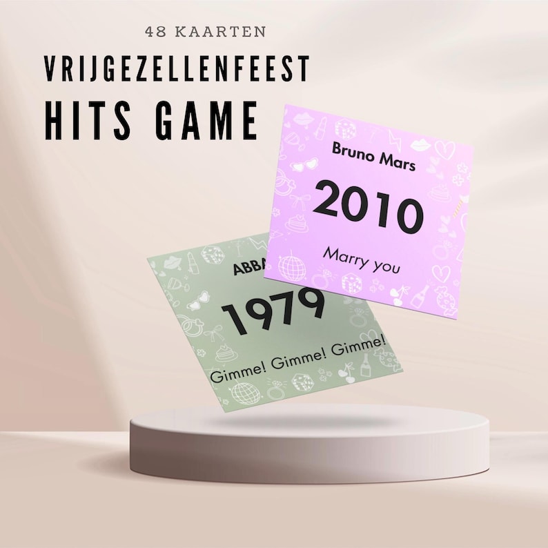 Puede incluir: Dos tarjetas de juego con texto. Una es de color verde claro con "ABBA" y "1979" impresos. La otra es de color lila claro con "Bruno Mars", "2010" y "Marry you" impresos. Las palabras "VRIJGEZELLENFEEST HITS GAME" est&aacute;n en la parte superior.