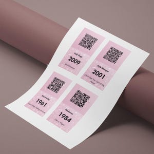 Puede incluir: Una hoja de papel con cuatro rect&aacute;ngulos rosas, cada uno con un c&oacute;digo QR y texto. El texto incluye nombres de artistas como Lady Gaga y Madonna, junto con t&iacute;tulos de canciones y a&ntilde;os como 2009 y 1984. El fondo es rosa.