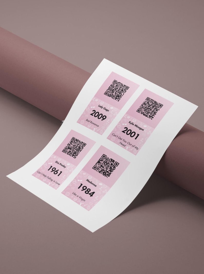 Puede incluir: Una hoja de papel con cuatro rect&aacute;ngulos rosas, cada uno con un c&oacute;digo QR y texto. El texto incluye nombres de artistas como Lady Gaga y Madonna, junto con t&iacute;tulos de canciones y a&ntilde;os como 2009 y 1984. El fondo es rosa.
