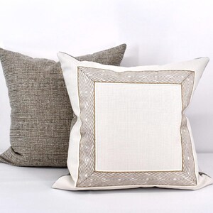 Copricuscini con rifiniture geometriche neutre grigio/beige da 20" (set da 2)