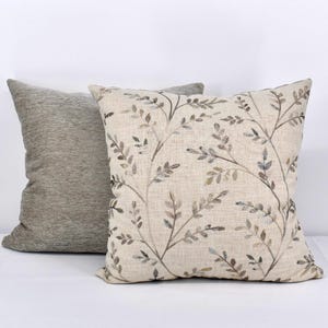 Copricuscini da tiro con foglie ricamate grigie/beige neutre da 20" (set da 2)