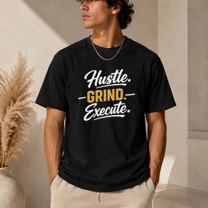 Hustle Grind Execute tee | Motiverande typografisk tröja