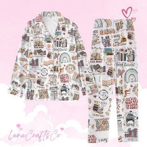 以下が含まれることがあります： 本、虹、コーヒーカップ、そして「booktivert」、「reading」、「happiness」の言葉が繰り返されるパターンが特徴の白いパジャマセット。 セットには、ボタンダウンシャツとパンツが含まれています。