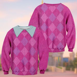 Peut inclure: Deux pulls à manches longues avec un motif losange rose. Un pull a un col bleu clair. Le motif losange est composé de losanges roses et violets. Les pulls sont présentés sur un fond flou.