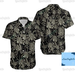 Könnte beinhalten: Schwarzes kurzärmeliges Hemd mit einem sich wiederholenden Muster aus grau-farbenen, insektenartigen Kreaturen. Das Hemd hat einen klassischen Kragen und einen Knopfverschluss. Die Rückseite des Hemdes ist ebenfalls sichtbar und zeigt das gleiche Design. Das Hemd ist von LeneCraftsCo.