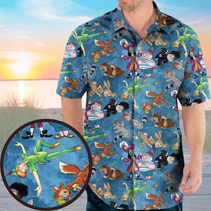 Puede incluir: Camisa azul con botones con un patrón repetido de personajes de dibujos animados, incluyendo Peter Pan y el Capitán Garfio, sobre un fondo azul texturizado. La camisa tiene mangas cortas y un cuello clásico. El diseño presenta varios personajes de animales.