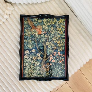Puede incluir: Una bandeja negra con un borde elevado y un dise&ntilde;o floral con un p&aacute;jaro y flores. La bandeja tiene un acabado de madera oscura y una superficie brillante.