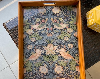 Bandeja de madera con asas de William Morris / Bandeja para servir con asas / Regalo para ella / Bandeja de té / Bandeja decorativa / Regalo de inauguración de la casa