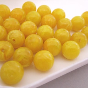 10mm Round Milky Yellow Vintage Lucite Beads 19pc