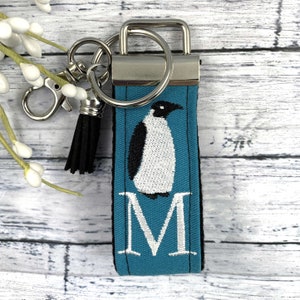 Llavero con inicial de pingüino, regalo de pingüino, regalo para aliviar el estrés, pingüinos, popular ahora, regalo para animar, regalo de despedida, regalos de pingüino