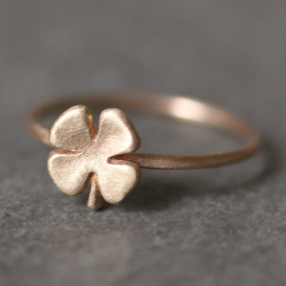 Pequeno anillo de trebol de cuatro hojas en oro de 14 quilates