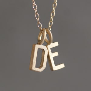 Collar inicial de carta de doble bloque en oro de 14 k