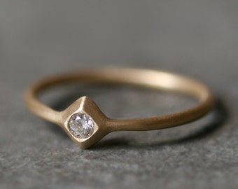 Petite bague pyramidale solitaire en 14K avec diamant