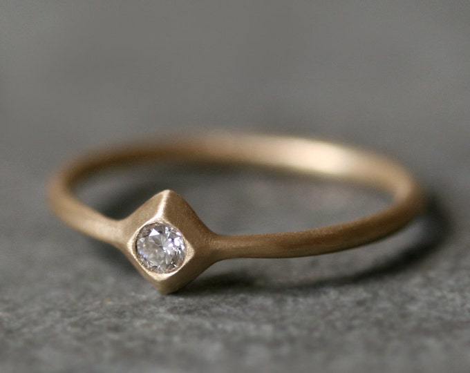Small Pyramid Solitaire Ring in 14K With Diamond - Etsy