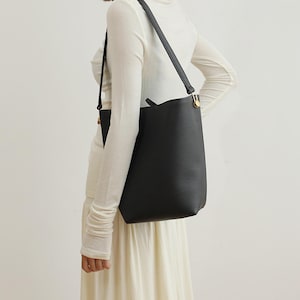 Minimalistische Leder Tragetasche, Leder Umhängetasche, Damen Unterarmtasche, Beuteltasche aus Kuhleder