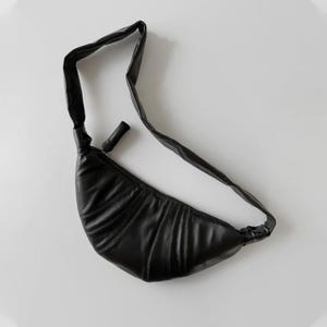 Croissant Ledertasche, Crossbody Bag aus Schaffell, Umhängetasche aus weichem Leder, Crossbody Bag aus echtem Leder