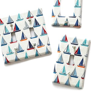 Off-White mit bunten Segelbooten - Wassersegelboote - Stoffbezogene Lichtschalterplattenabdeckung - Alle Stile - einfach, doppelt, dreifach