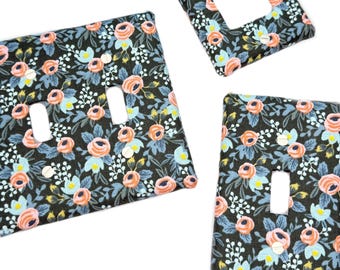 Cubierta de placa de interruptor de luz de tela con estampado floral rosa y azul - Todos los estilos - Doble, triple, GFCI, tomacorriente, balancín, palanca, papel rifle