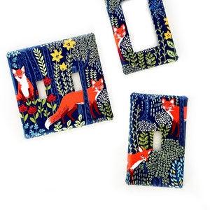 Blue Woods Foxes med blommiga tygknappar - Alla modeller - Dubbel, trippel, jordfelsbrytare, uttag, skjutreglage, vippbrytare, vippbrytare