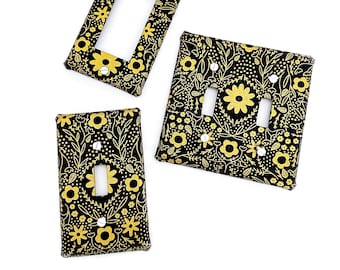 Cubierta para interruptor de luz de tela con flores florales negras y doradas - Todos los estilos - Doble, Triple, GFCI, Enchufe, Deslizante, Basculante, Interruptor de palanca