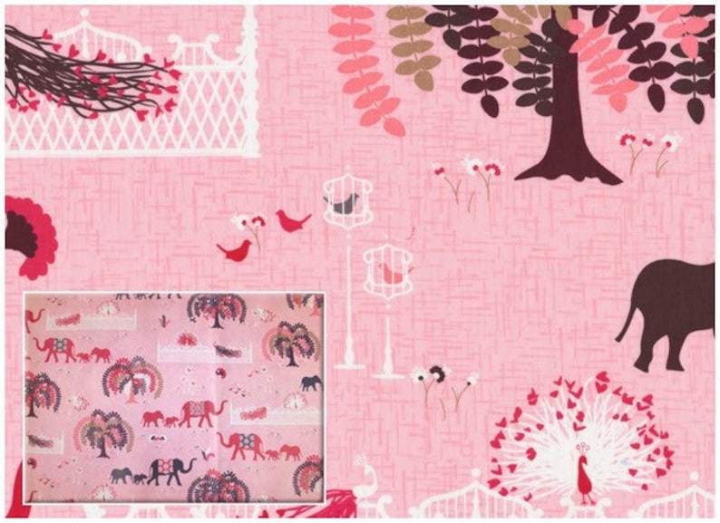 Może przedstawiać: R&oacute;żowy materiał z powtarzającym się wzorem słoni, paw&oacute;w, drzew i ptak&oacute;w. Materiał ma fakturowaną powierzchnię.