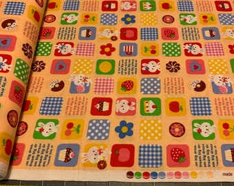 Coniglietto e cibo , sfondo giallo dal mezzo cortile