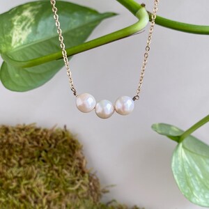 Minimalist Pearls. Pearl Necklace. Delicate Necklace. Elegant Pearl Necklace. Pearl Necklace. Pearls and Gold. Small Pearl Necklace. Pearls