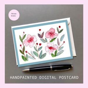 Op de afbeelding: Een rechthoekige ansichtkaart met een aquarelillustratie van roze bloemen met groene bladeren en rode knoppen, omlijst door een lichtblauwe rand. De kaart ligt op een witte envelop naast een zwarte pen. De tekst op de afbeelding luidt Three Sizes.