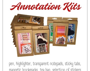 Puede incluir: Un conjunto de cajas de papel marrón con ventanas de plástico transparente, cada una de las cuales contiene una variedad de artículos para leer. Las cajas contienen un bolígrafo, un resaltador, blocs de notas transparentes, pestañas adhesivas, marcadores magnéticos, una bolsita de té y una selección de pegatinas. Las cajas están etiquetadas con el texto "Spicy Books Girlie" y "Read Books".