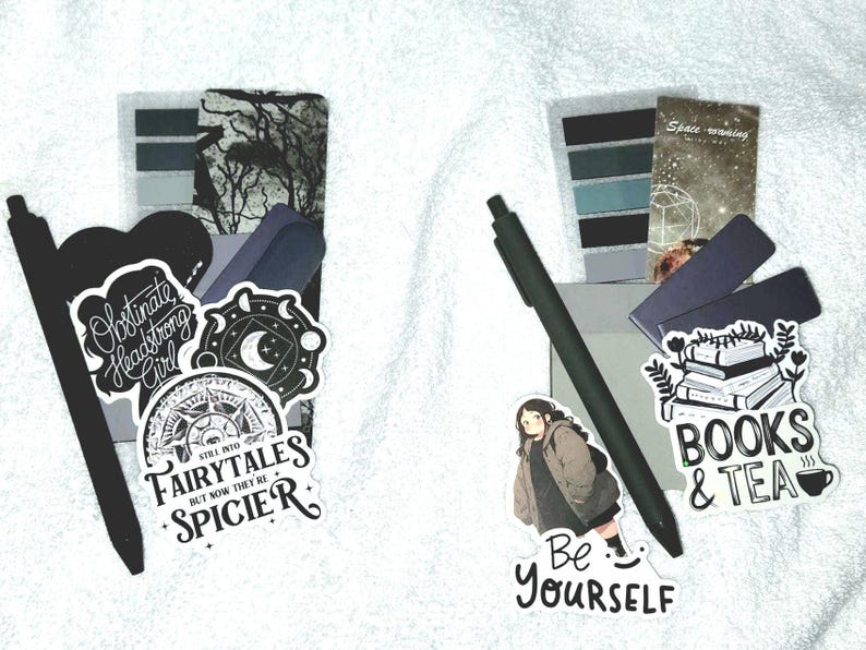 Peut inclure: Deux ensembles de papeterie comprenant des stylos noirs, des marque-pages et des autocollants. Le premier ensemble inclut des autocollants avec le texte "Obstinate Headstrong Girl" et "Still into fairytales but now they're spicier". Le second pr&eacute;sente un autocollant "Be Yourself".