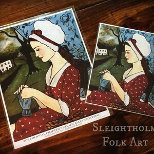 Puede incluir: Una pintura de una mujer con un vestido rojo con lunares blancos, sentada en un jard&iacute;n y tejiendo. La pintura se titula "The Colonial Crafter's Series: Eliza's Knitting".