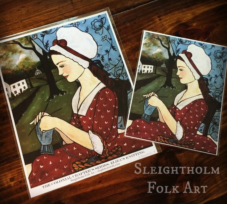 Puede incluir: Una pintura de una mujer con un vestido rojo con lunares blancos, sentada en un jard&iacute;n y tejiendo. La pintura se titula "The Colonial Crafter's Series: Eliza's Knitting".