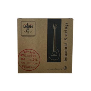 Può includere: Una scatola di cartone marrone di corde per bouzouki. La scatola presenta un'illustrazione nera di un bouzouki e il testo "bouzouki 8 strings". La scatola ha anche il testo "EXTRA LAOUTO" e altro testo greco.