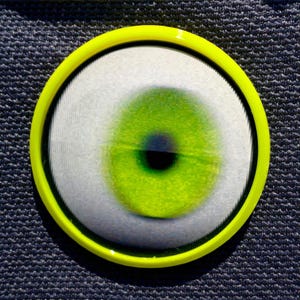 Animiertes Lentikular-Augenabzeichen – Grüne Iris bewegt sich von links nach rechts – Psychedelischer Hologramm-Effekt – Handgefertigt
