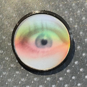 Animated Blinking Eye Badge – Lenticular with holographic reflections – Blue Eye – Handmade