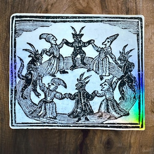 Pegatina holográfica «Danza de brujas y demonios»: vinilo iridiscente, grabado antiguo de 1720, arte esotérico y folclore oculto.