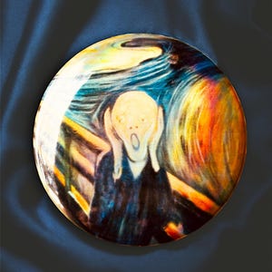 Könnte beinhalten: Ein rundes, farbenfrohes Gemälde einer Person, die mit den Händen vor dem Gesicht schreit. Der Hintergrund ist ein wirbelnder Mix aus Blau, Gelb und Orange.