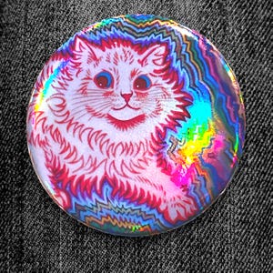 Badge Chat Louis Wain - Psychotic cat – 44 mm Reflets Holographiques – Art Visionnaire – Fait Main