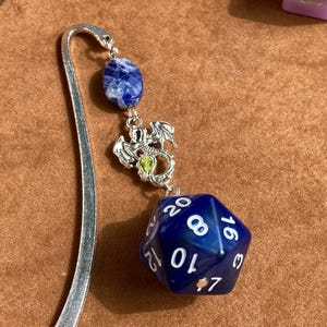 DnD Lesezeichen mit W20 für TTRPG'er. Drache Buchschmuck mit Naturstein und Würfel. Geschenk für Leser & DnD Spieler