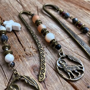 Gemstone bookmark with howling wolf. Fantasy bookmark of werewolf and broken cross. Handcrafted. Gift for fantasy readers and book lovers.