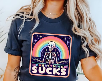 Camiseta con estampado de esqueleto "Everything Sucks": Camiseta gótica de humor negro