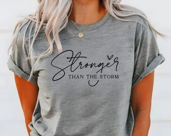 嵐よりも強いシャツ、モチベーションを高めるTシャツ、インスピレーションを与えるギフト、ポジティブなTシャツ、クリスチャンシャツ、宗教的なシャツ、女性用シャツ